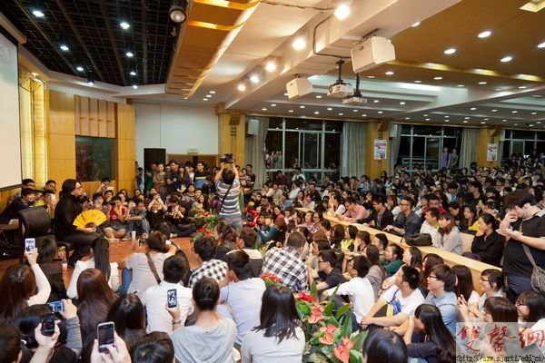 著名音樂(lè)人高曉松現(xiàn)場(chǎng)脫口秀引爆傳媒學(xué)院