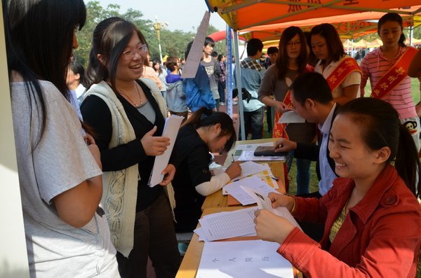 鄭州職業(yè)技術(shù)學院舉行2013屆畢業(yè)生校園招聘會暨就業(yè)啟動儀式