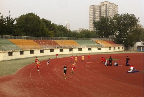 煙臺(tái)大學(xué)文經(jīng)學(xué)院學(xué)生在山東省大學(xué)生田徑錦標(biāo)賽上披金斬銀