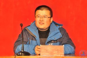 中國延安干部學(xué)院王濤副教授為學(xué)生預(yù)備黨員作專題報告