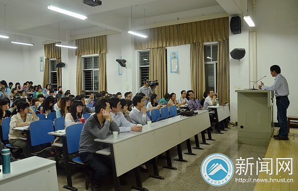中國小說學會副會長李國平先生來湖南科技大學暢談當前文學熱點問題