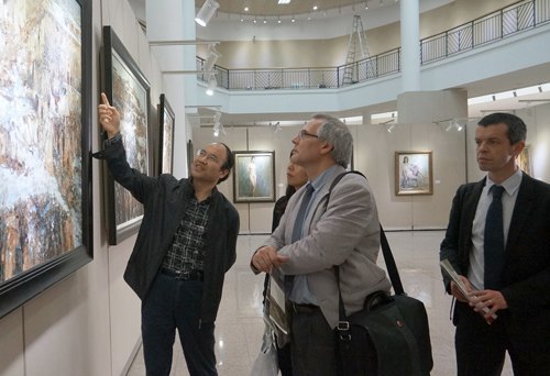 徐浩艇舉辦油畫展 作品以西部風(fēng)情為主要題材