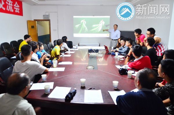 湖南科技大學學生攝影協會、老年攝影協會齊聚論攝影