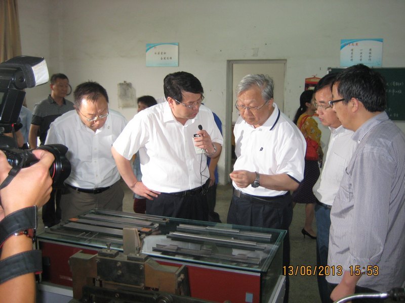 十一屆全國人大副委員長路甬祥視察東華大學(xué)織針項(xiàng)目中試基地