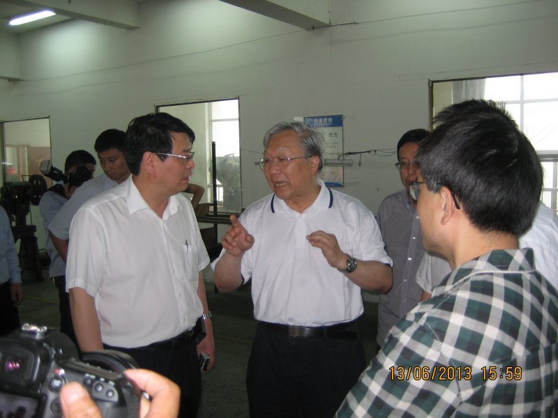 十一屆全國人大副委員長路甬祥視察東華大學(xué)織針項(xiàng)目中試基地