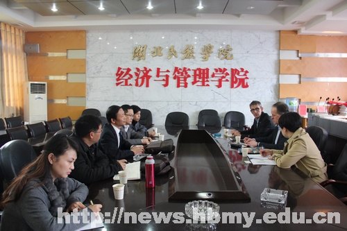 英國(guó)德比大學(xué)霍頓教授一行來(lái)湖北民族學(xué)院訪問(wèn)