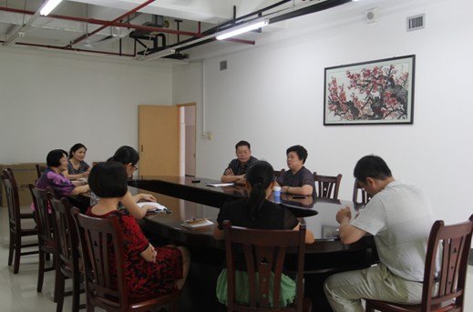 黃少琴調(diào)研員到圖書館進(jìn)行調(diào)研
