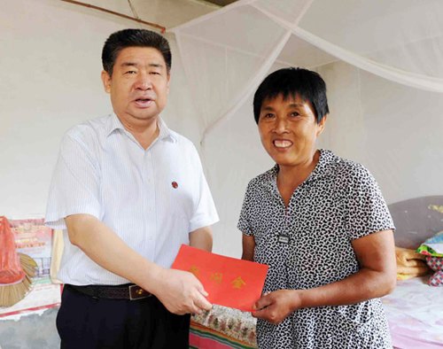 校領(lǐng)導(dǎo)走訪慰問困難家庭