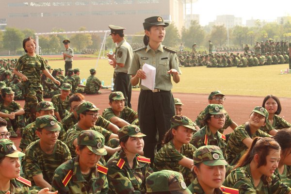 新生軍訓(xùn)來了女教官