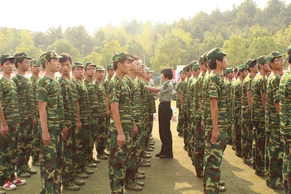 新生軍訓(xùn)來了女教官