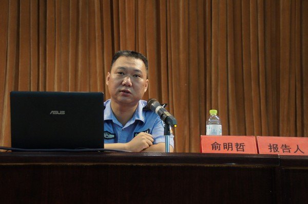 學校舉行2013級新生安全教育報告會
