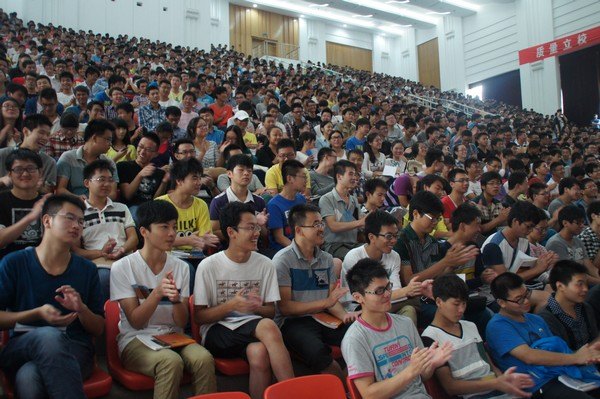 學校舉行2013級新生安全教育報告會