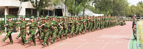 濟(jì)南大學(xué)圓滿完成2013級(jí)學(xué)生軍訓(xùn)工作
