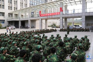 濟(jì)南大學(xué)圓滿完成2013級(jí)學(xué)生軍訓(xùn)工作