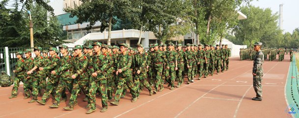 濟(jì)南大學(xué)圓滿完成2013級(jí)學(xué)生軍訓(xùn)工作
