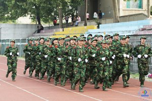 濟(jì)南大學(xué)圓滿完成2013級(jí)學(xué)生軍訓(xùn)工作
