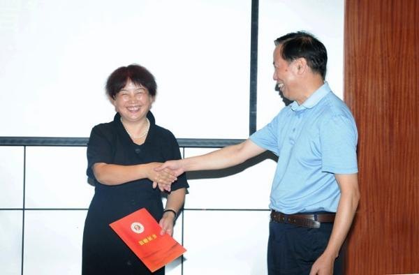 湖南華龍幼教集團(tuán)向省徐特立教育基金會(huì)捐款50萬元