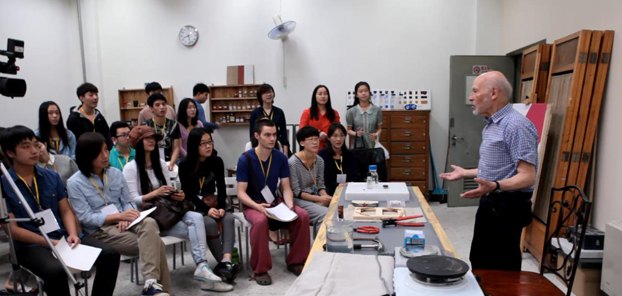 法國畫家克勞德?伊維爾應邀在油畫系講學