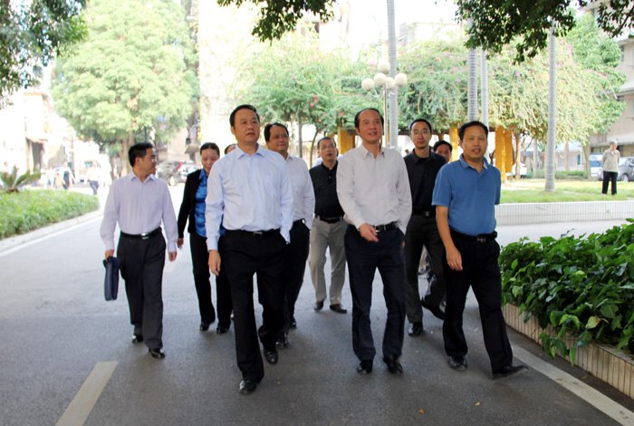 自治區(qū)財政廳黃偉京廳長一行到廣西師范學(xué)院考察調(diào)研
