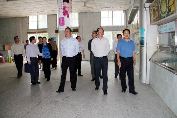 自治區(qū)財政廳黃偉京廳長一行到廣西師范學(xué)院考察調(diào)研