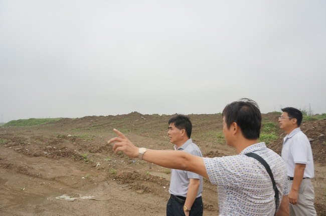北部新城新校區(qū)臨時(shí)圍墻開建 指揮部領(lǐng)導(dǎo)現(xiàn)場(chǎng)踏勘