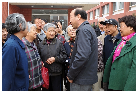 “老年節”離退休人員參觀新校區