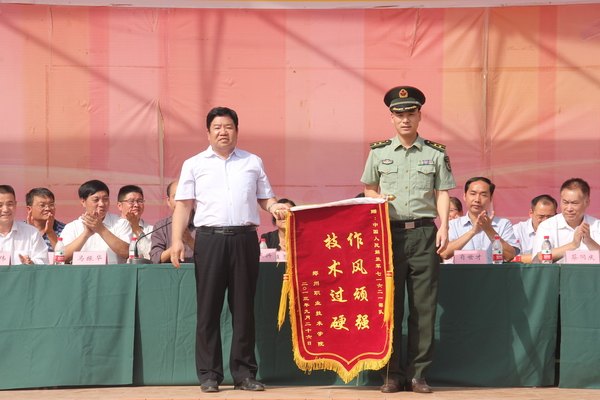 鄭州職業(yè)技術(shù)學(xué)院隆重舉行2013級(jí)新生開(kāi)學(xué)典禮暨軍訓(xùn)總結(jié)大會(huì)