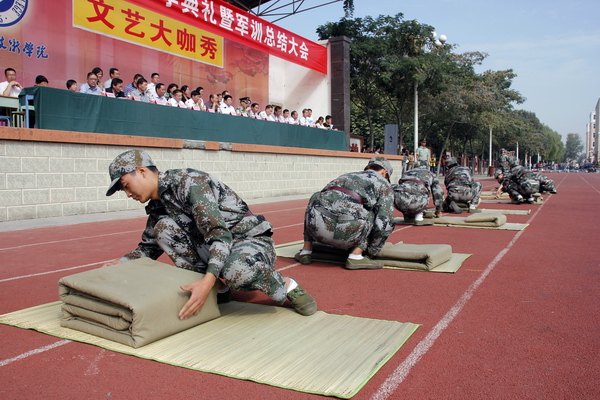 鄭州職業(yè)技術(shù)學(xué)院隆重舉行2013級(jí)新生開(kāi)學(xué)典禮暨軍訓(xùn)總結(jié)大會(huì)