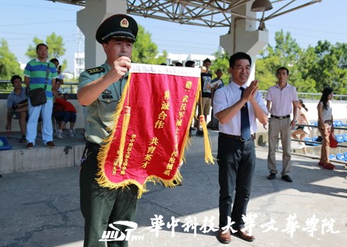 【開學典禮】華中科技大學文華學院舉行2013級新生軍訓閱兵式暨開學典禮