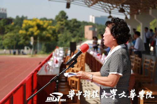 【開學典禮】華中科技大學文華學院舉行2013級新生軍訓閱兵式暨開學典禮