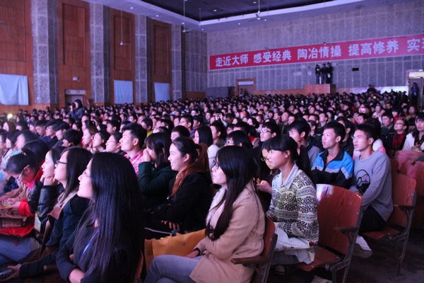 江西省軍區(qū)文工團來景德鎮(zhèn)陶瓷學院慰問演出
