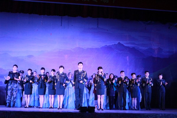 江西省軍區(qū)文工團來景德鎮(zhèn)陶瓷學院慰問演出