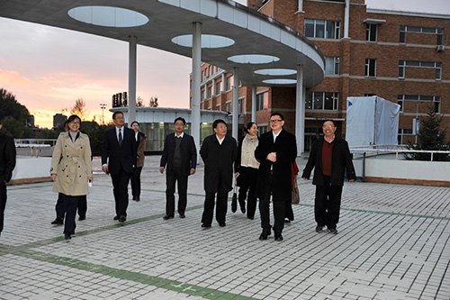 中國(guó)民辦教育協(xié)會(huì)會(huì)長(zhǎng)王佐書蒞臨長(zhǎng)春建筑學(xué)院參觀考察