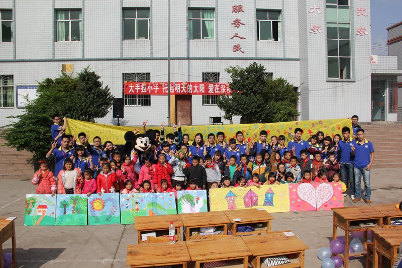 建筑管理學院學子讓愛“永駐高坡”