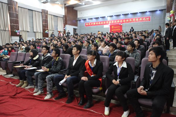 景德鎮(zhèn)陶瓷學(xué)院舉行考研大學(xué)生論壇