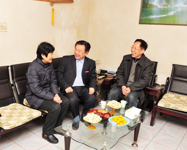 曾祥輝劉健等走訪慰問離退休老同志