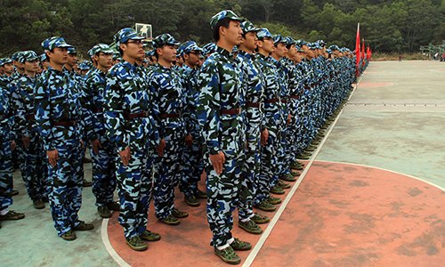 趙日興副書(shū)記檢查新生軍訓(xùn)情況