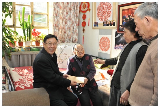 工會春節(jié)前夕慰問困難教職工