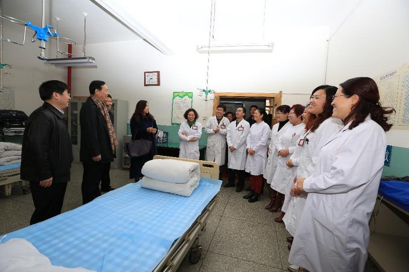 校領導春節(jié)期間看望慰問在崗職工和留校學生