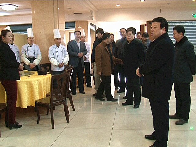 校領導春節(jié)期間看望慰問在崗職工和留校學生