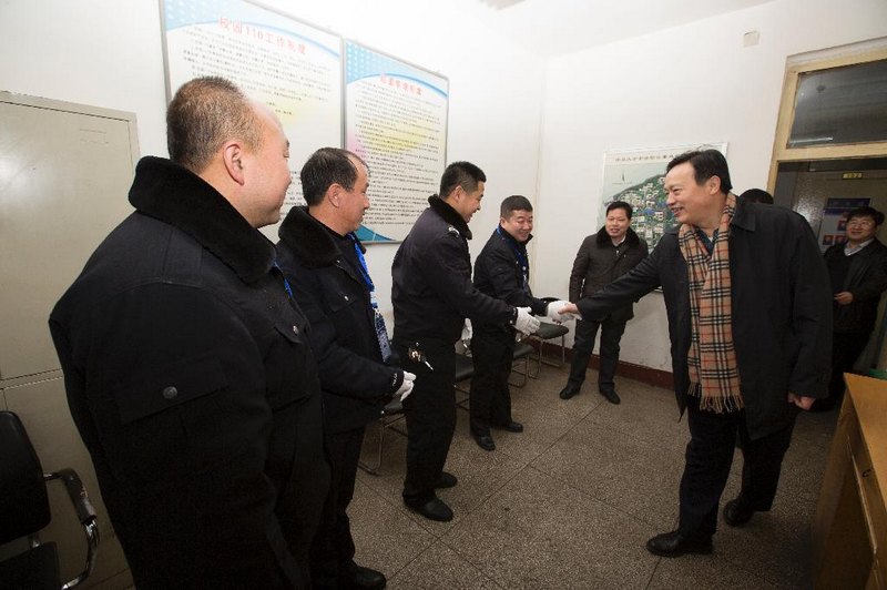 校領導春節(jié)期間看望慰問在崗職工和留校學生