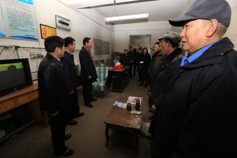 校領導春節(jié)期間看望慰問在崗職工和留校學生