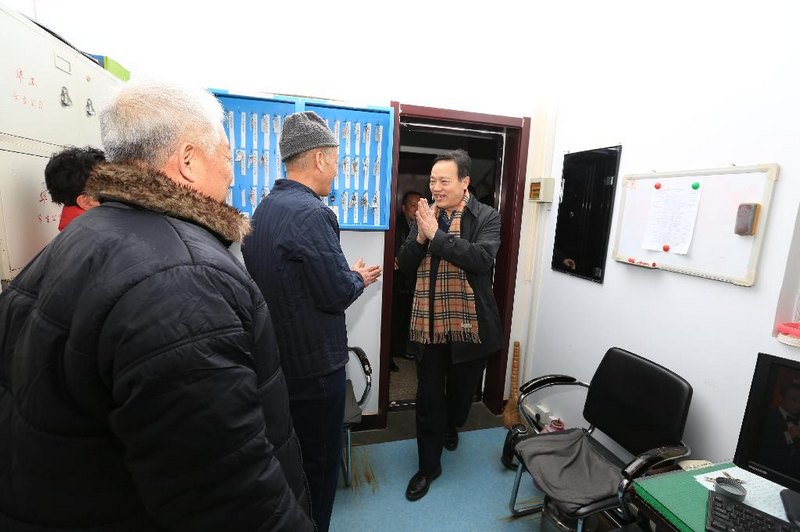 校領導春節(jié)期間看望慰問在崗職工和留校學生